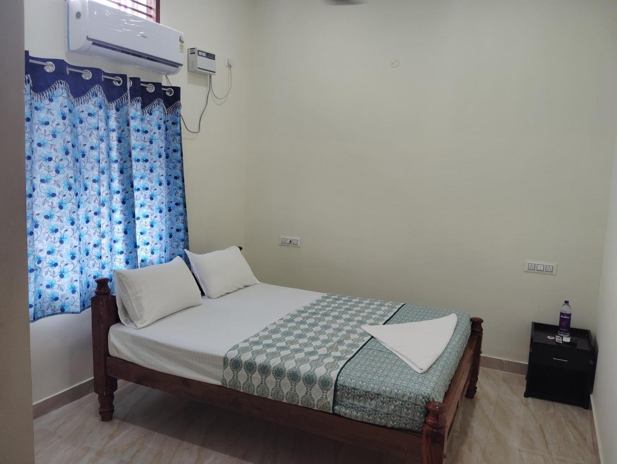 Varadhar Guest House Kanchipuram Bagian luar foto